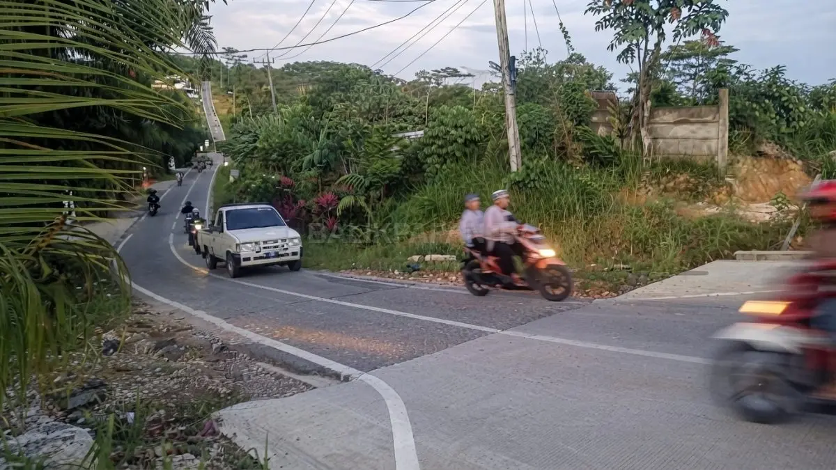 Ruas jalan umum di kawasan Taman Bukit Sari VIP I, Graha Indah, Balikpapan Utara, yang berada di atas lahan bersertifikat milik warga.