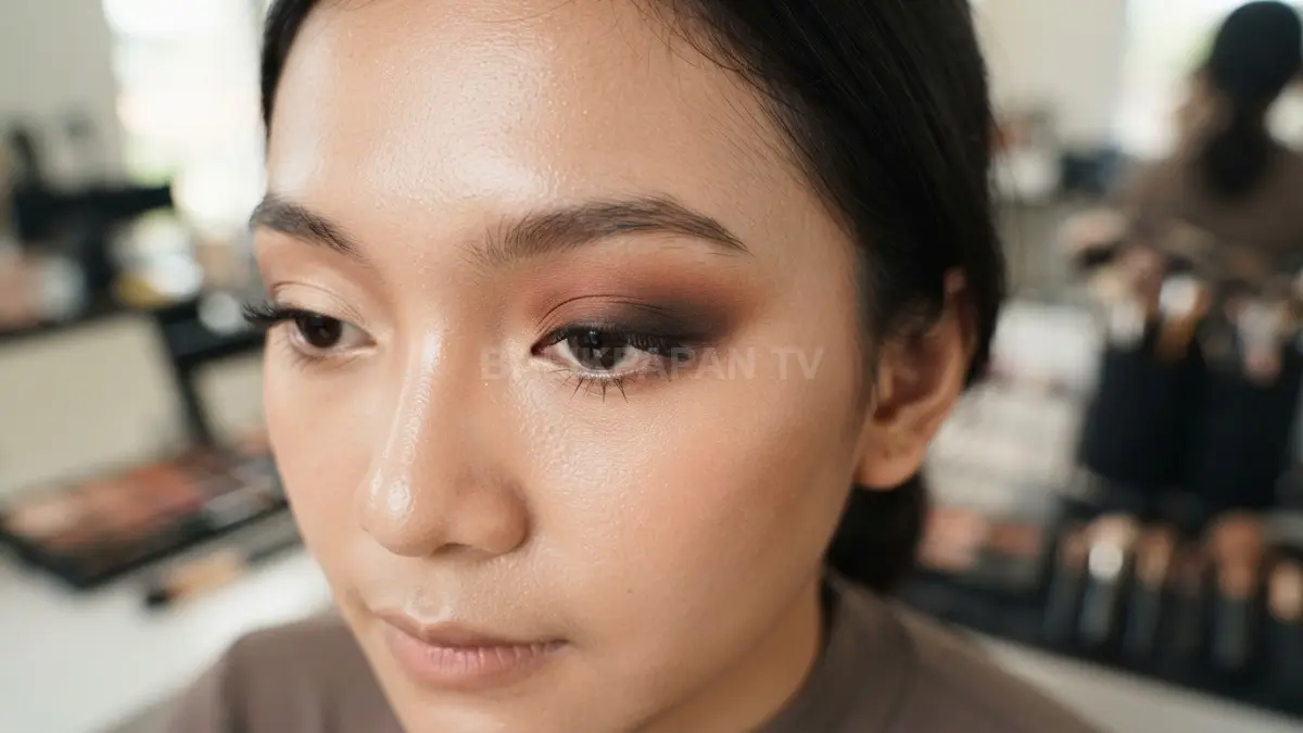 Teknik eyeshadow tiga warna dengan gradasi lembut menciptakan dimensi natural, mempertegas bentuk mata, dan terlihat harmonis. (BTV/AI)