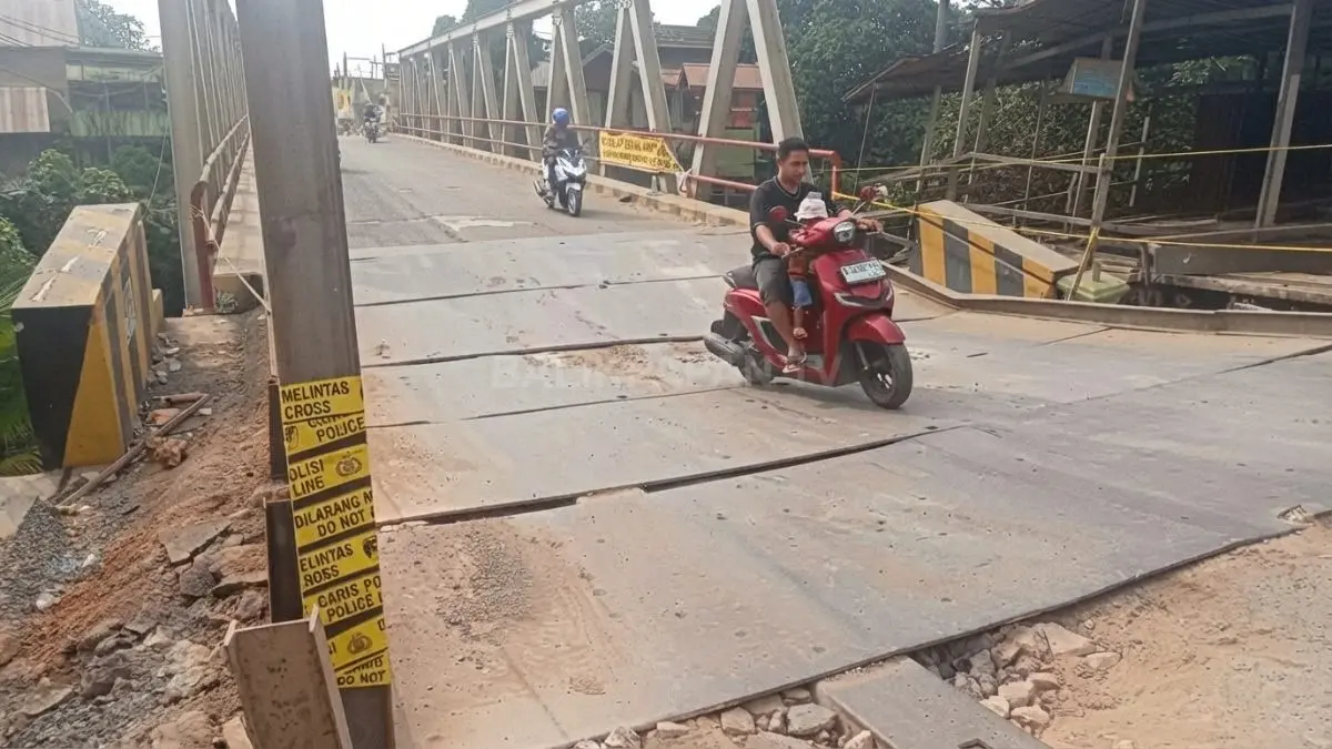 Titik sambungan Jembatan Lembak kembali turun sehingga kendaraan bermuatan lebih dari delapan ton dilarang melintas. (DOK. IST/KP)
