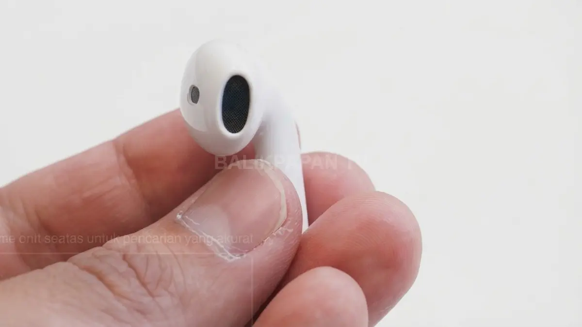AirPods 5 mempertahankan desain lama, tetapi membawa fitur audio dan noise cancelling yang lebih canggih (BTV/AI)