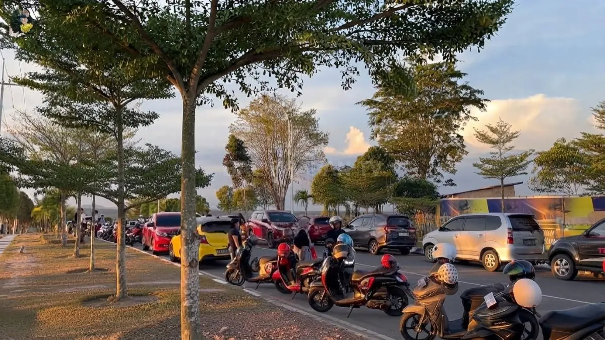 Area parkir Taman Bukit Pandang yang digunakan pengunjung saat berwisata.