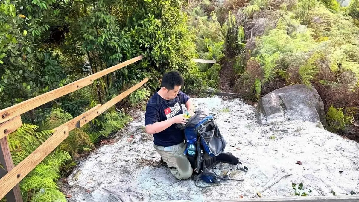 Jalur menuju Batu Dinding melewati jalan tanah dan kawasan hutan sebelum dilanjutkan dengan perjalanan berjalan kaki menuju lokasi.