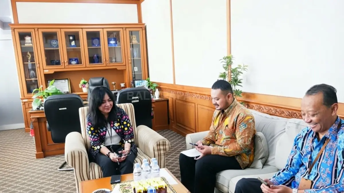 Kadis Kominfo Kubar Yuli Permata Mora menerima kunjungan Kepala BPS Kubar Lutfi Muta’ali. (DOK. SUNARDI/KP)