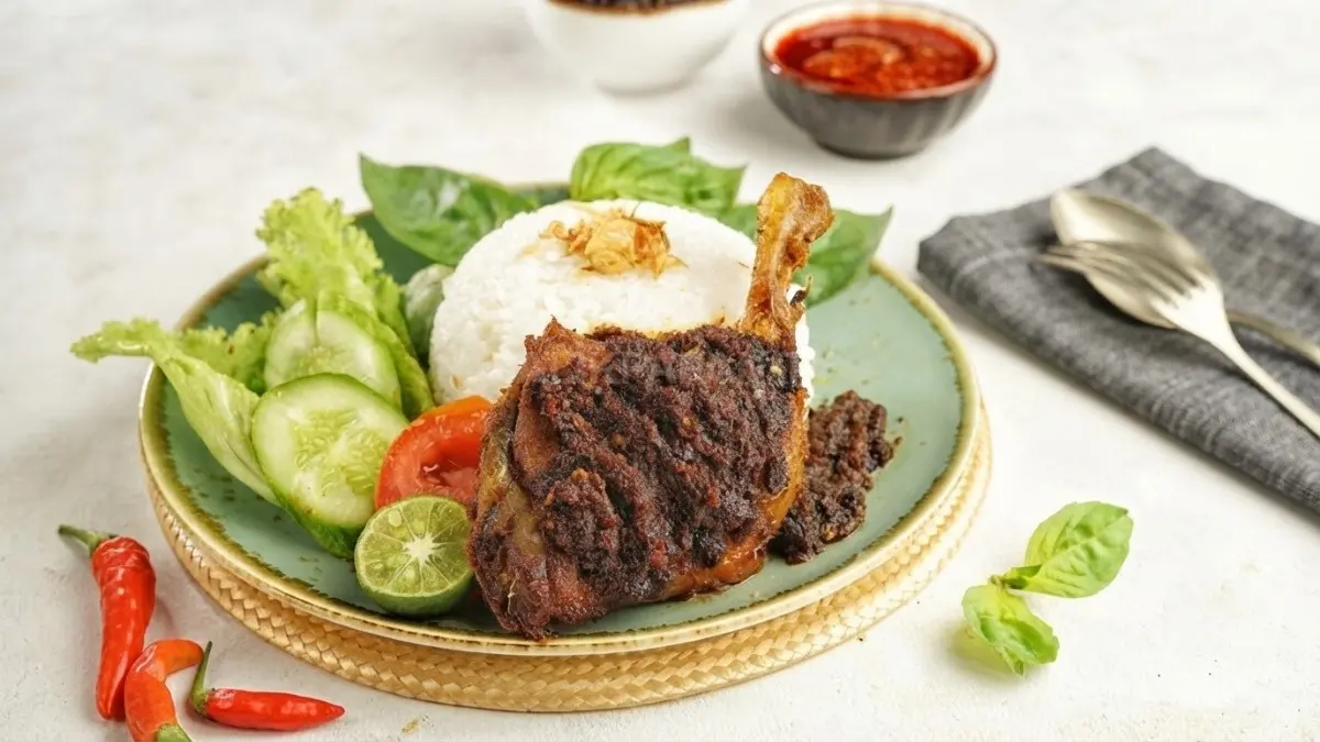 Nasi Itik Gambut dengan potongan daging itik berbumbu habang dan nasi hangat khas kuliner Banjar.