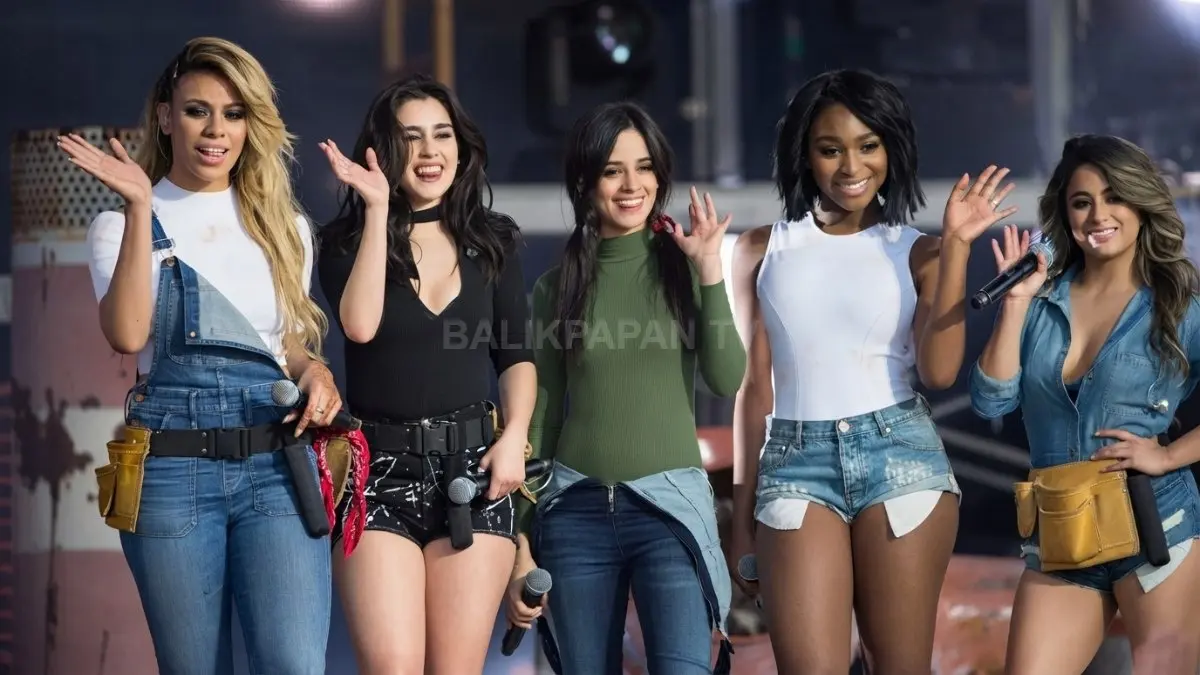 Penampilan kompak para personel Fifth Harmony saat menyapa penggemar di atas panggung dengan penuh ceria. (BTV/Ai)
