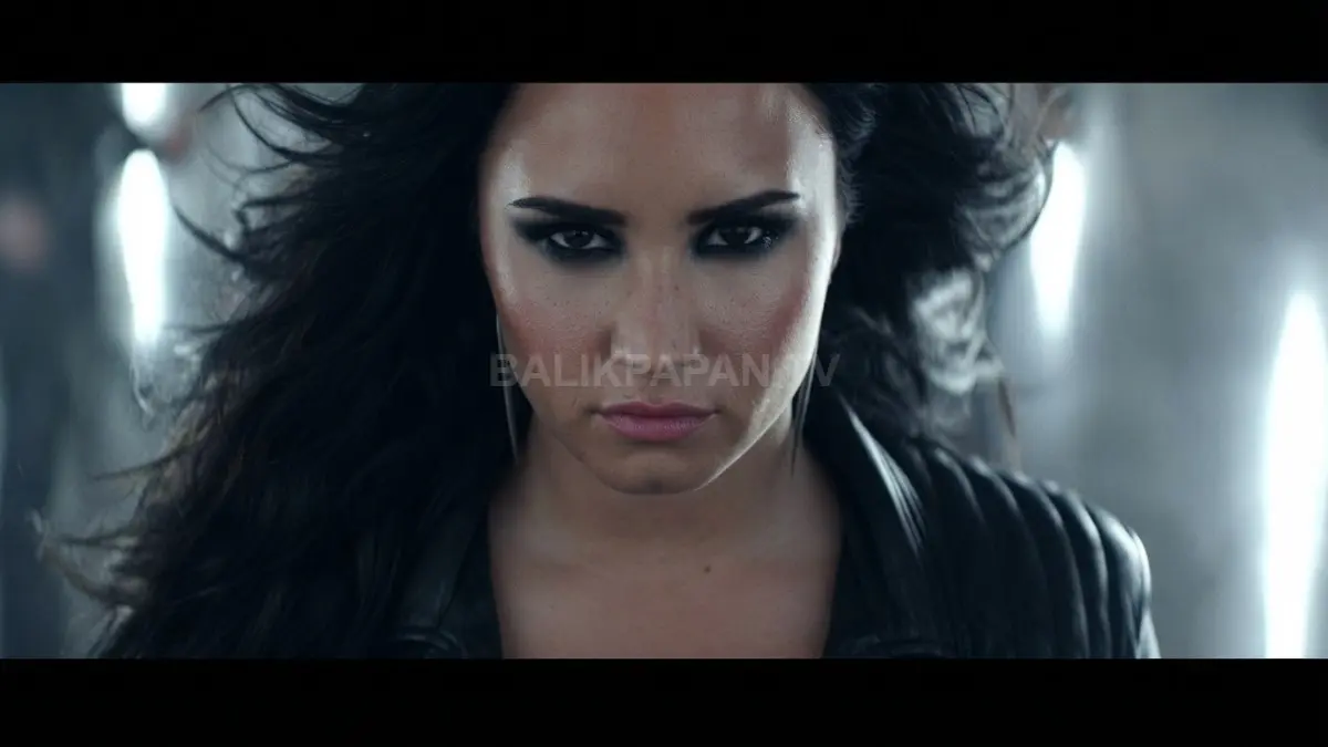 Penampilan tegas Demi Lovato dengan riasan smokey eye dramatis dan jaket kulit hitam yang memukau. (BTV/Ai)