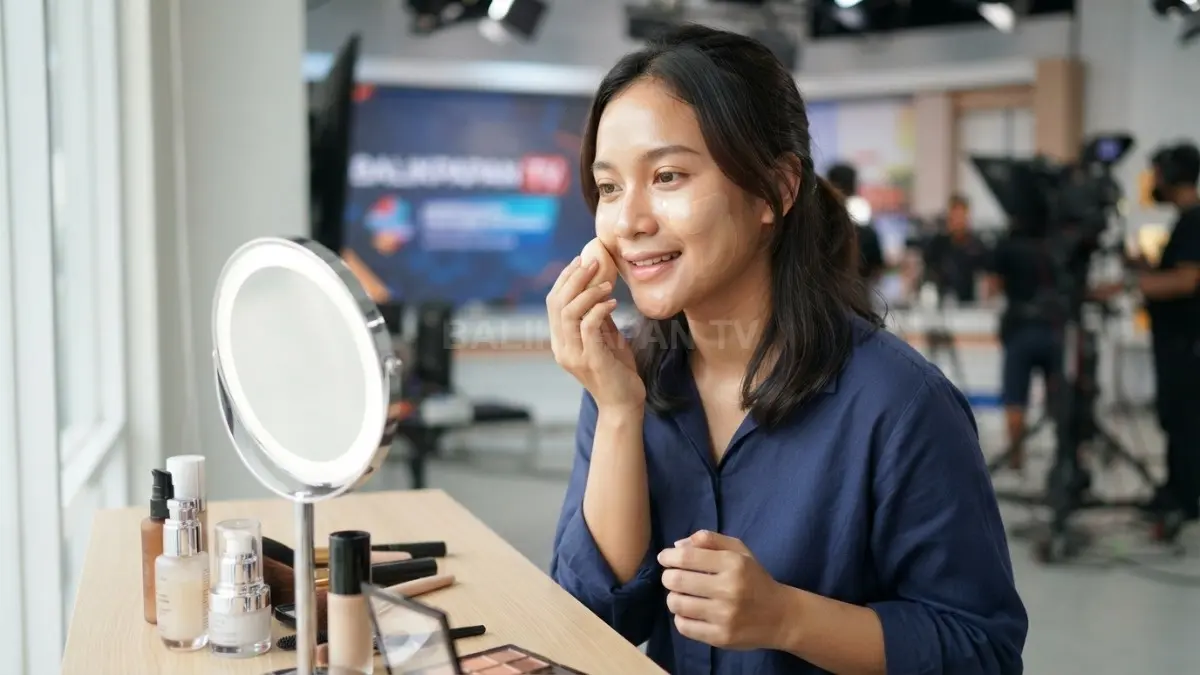 Perempuan mengaplikasikan foundation tipis agar makeup siang tetap ringan, nyaman, dan tidak mudah bergeser. (BTV/AI)