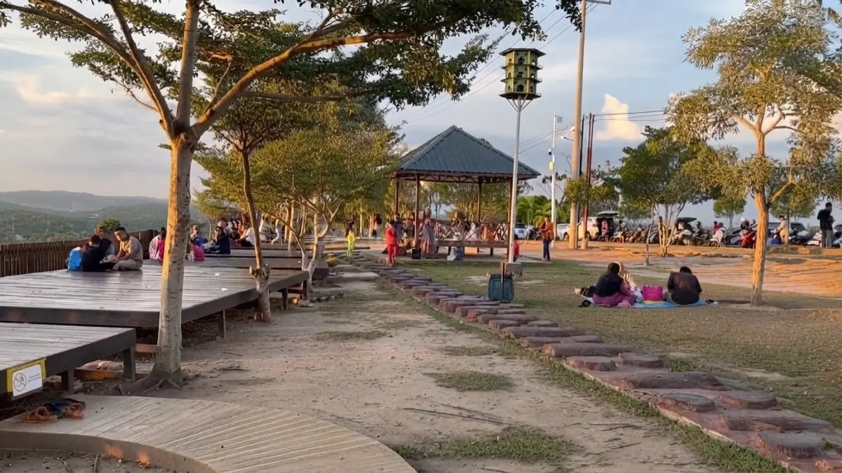 Rombongan menikmati momen kebersamaan di pendopo Taman Bukit Pandang Sangatta.
