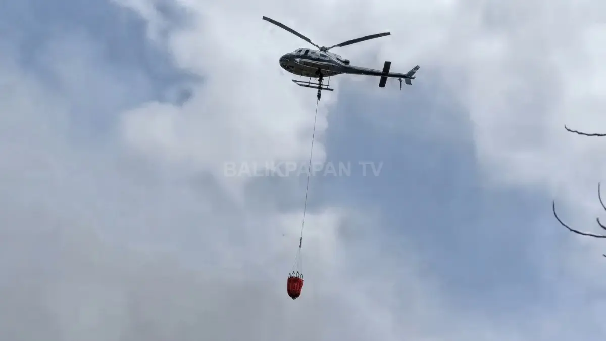 Upaya pemadaman Water bombing dilakukan untuk memadamkan karhutla di Kecamatan Muara Badak, Kukar. (DOK. IST/KP)