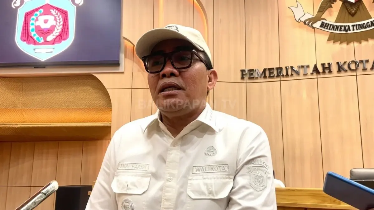 Wali Kota Samarinda Andi Harun menjelaskan keterlambatan pembayaran TPP guru dalam konferensi pers di Balai Kota. (DOK. DENNY/KP)