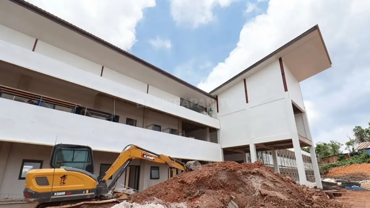 Aktivitas pengerjaan proyek sekolah terpadu TK Negeri Pembina II dan SMP Negeri 29 di Grand City. (DOK. ANGGI PRADITHA/KP)