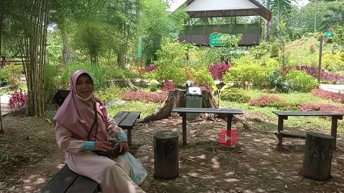Gazebo dan permainan anak menjadi ruang rekreasi keluarga di tengah pepohonan Bukit Mahoni teduh
