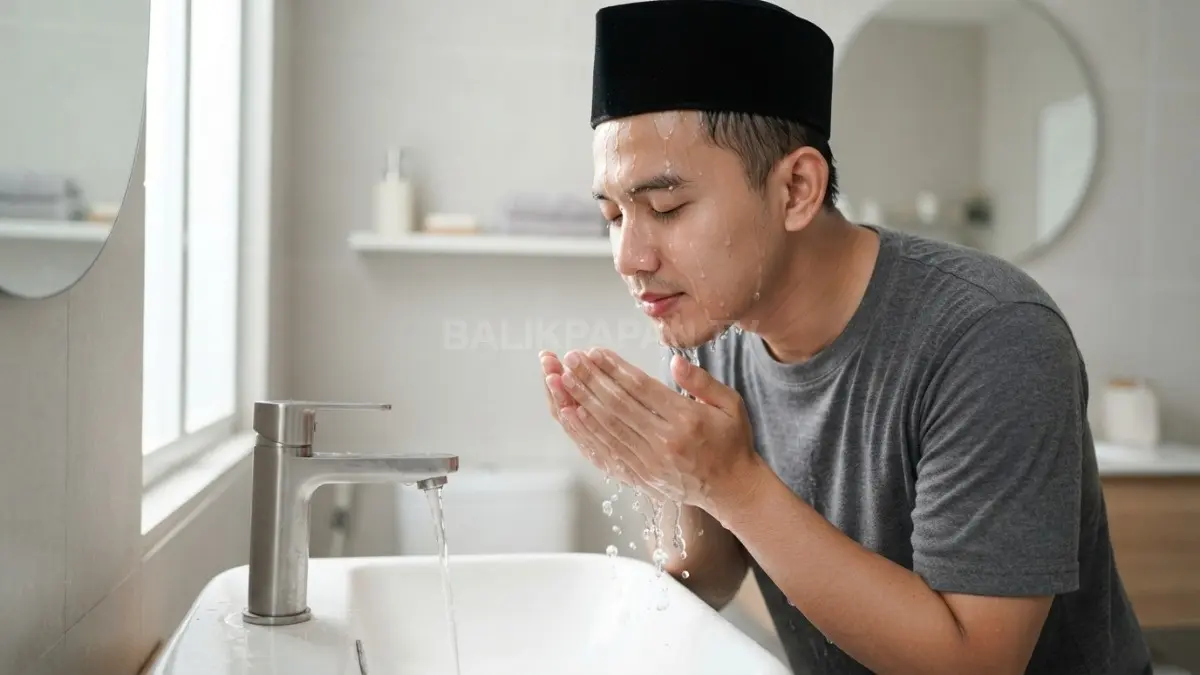 Mencuci wajah saat wudhu membantu menjaga kebersihan dan kesegaran kulit secara alami setiap hari. (BTV/Ai)