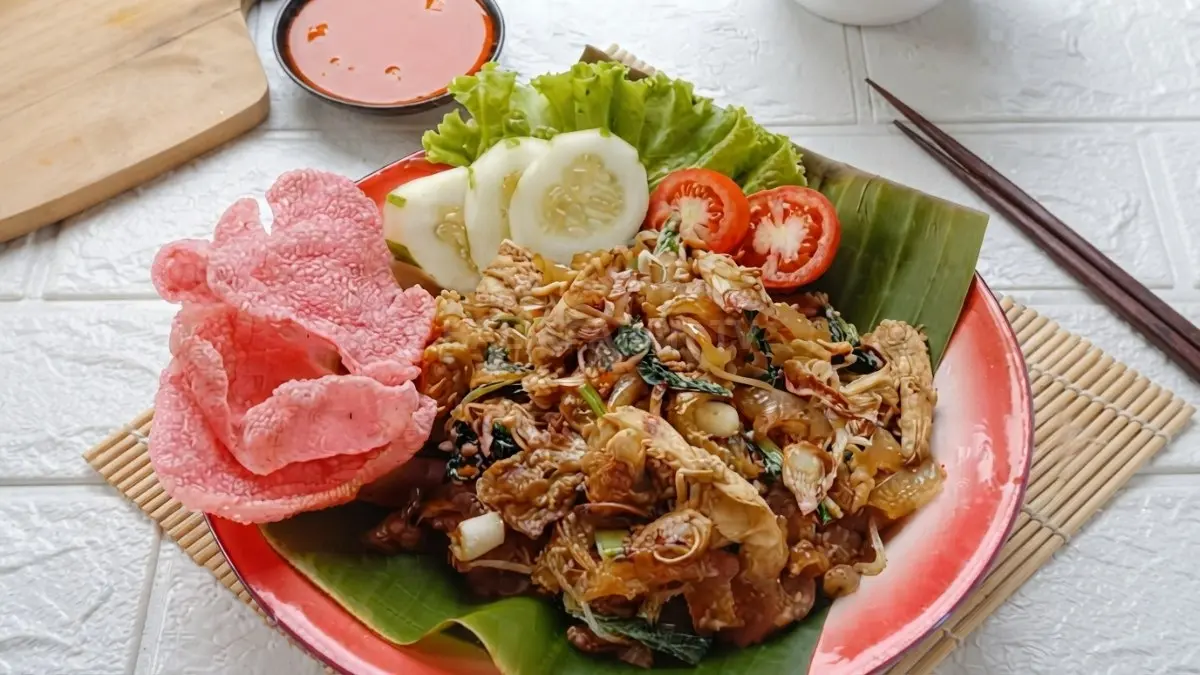 Mie tiaw atau kwetiau goreng Pontianak dengan irisan daging, tauge, sawi, telur, dan pelengkap sambal serta jeruk sambal.