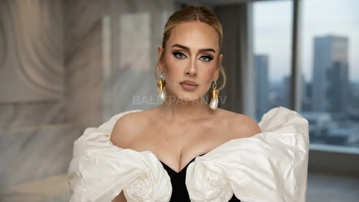 Penampilan anggun Adele dalam balutan gaun elegan berhias detail putih dan anting emas yang menawan. (BTV/Ai)