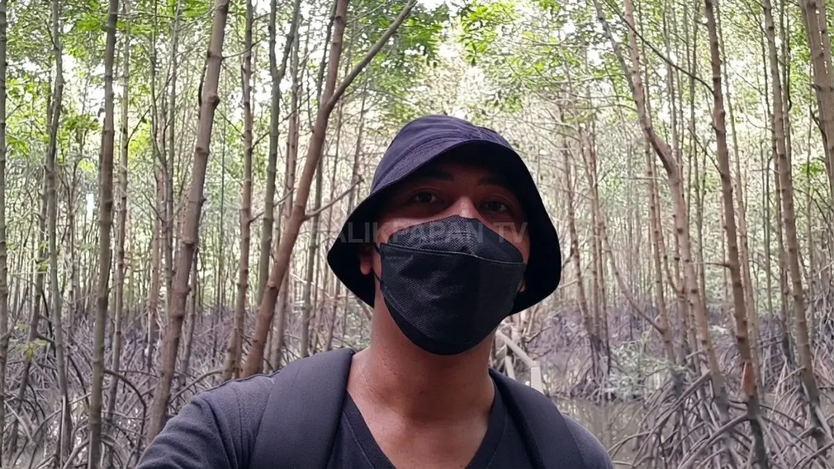 Pengunjung menyusuri jembatan kayu di kawasan Hutan Mangrove Margomulyo, Balikpapan Barat.