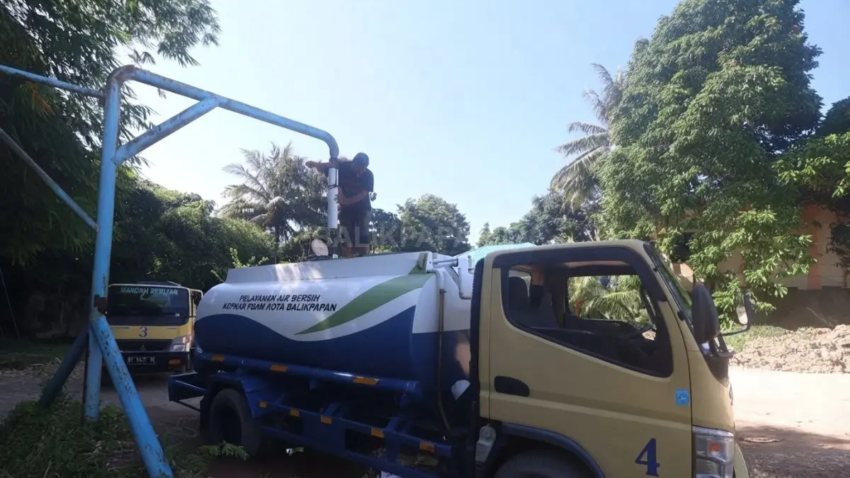 Petugas truk tangki PTMB bersiap mendistribusikan air bersih kepada warga di Posko Tangki Utama. (DOK. DINA/KP)