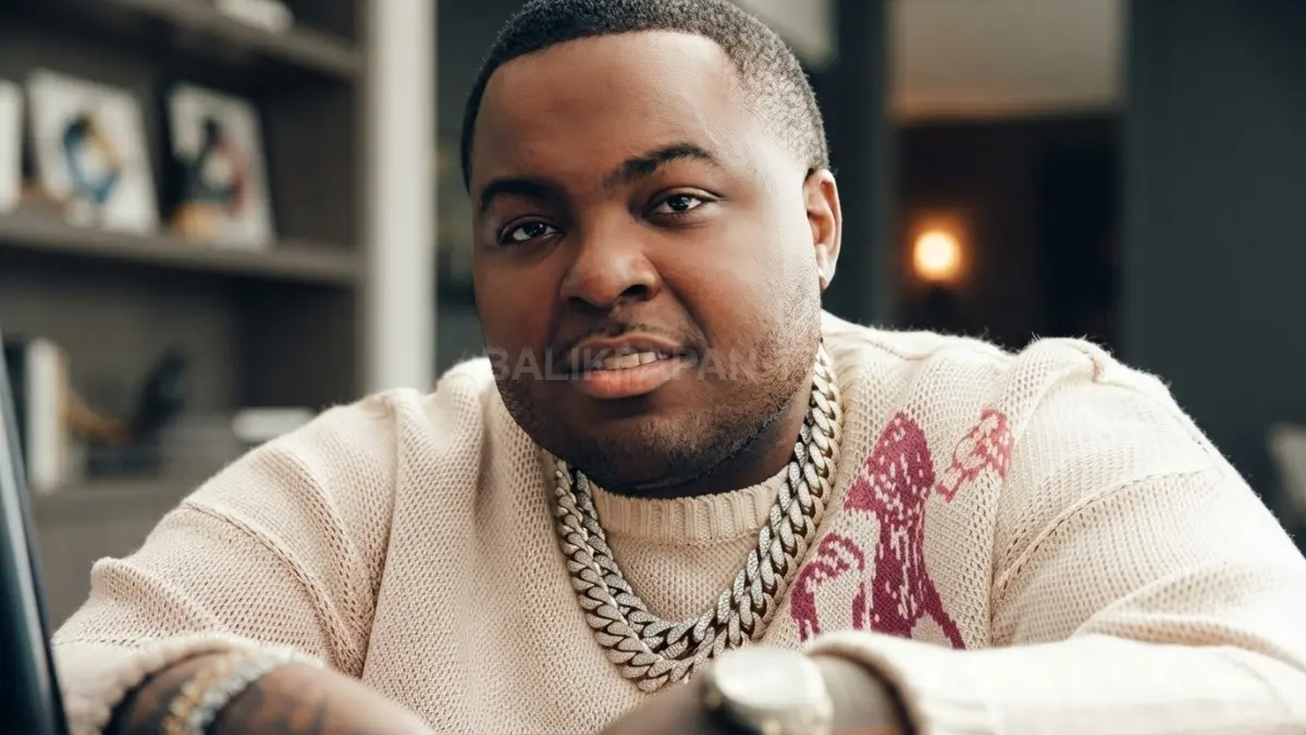 Potret Sean Kingston dengan gaya kasual mengenakan sweter bermotif dan kalung rantai perak. (BTV/Ai)