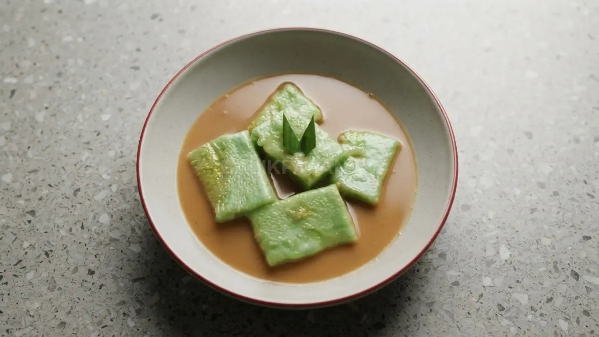 Sajian kue kokoleh hijau yang lembut tersiram kuah gula merah gurih nan manis. (BTV/Ai)