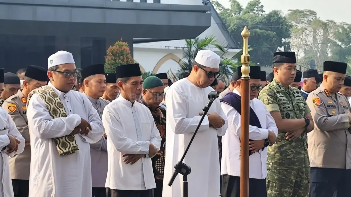 Wali Kota Samarinda Andi Harun bersama Forkopimda mengikuti salat istisqa di Balai Kota. (DOK. DENNY SAPUTRA/KP)