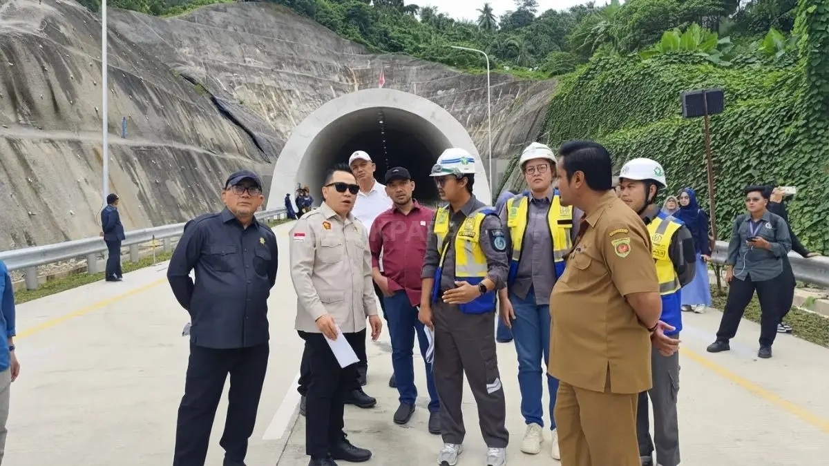 Deni Hakim Anwar memantau progres Terowongan Samarinda yang belum difungsikan meski pembangunan rampung. (DOK. DENNY/KP)