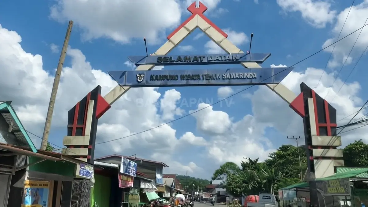 Gapura Kampung Wisata Tenun menyambut pengunjung yang ingin mengenal budaya lokal Samarinda Seberang.