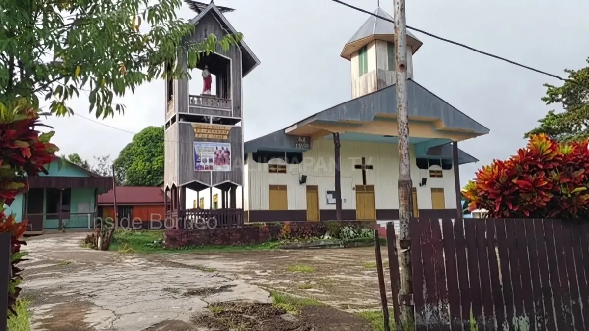 Gereja Katolik Santo Paulus menjadi salah satu bangunan yang terlihat di kawasan Tiong Buu