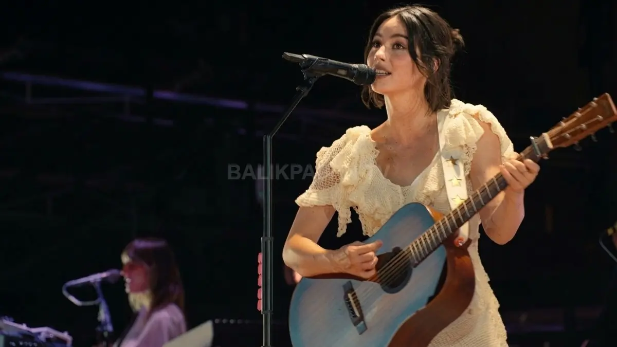 Gracie Abrams tampil dalam era “That’s So True”, lagu yang menjadi titik penting perjalanan kariernya. (BTV/AI)