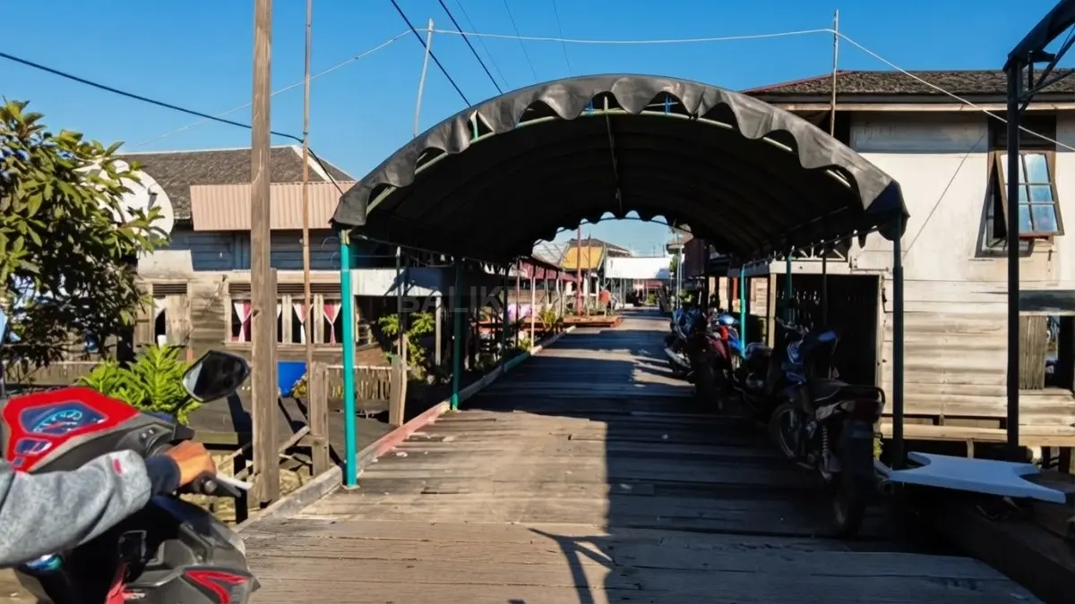 Jembatan desa menghubungkan permukiman warga di kawasan Desa Semayang, Kecamatan Kenohan.
