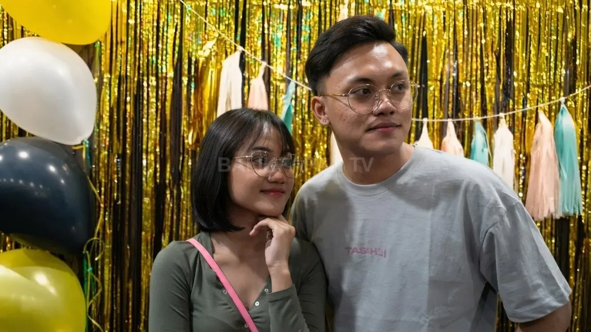 Momen kebersamaan Marion Jola dan Rizky Febian tampil kompak berdua dengan latar dekorasi pesta yang meriah. (BTV/Ai)
