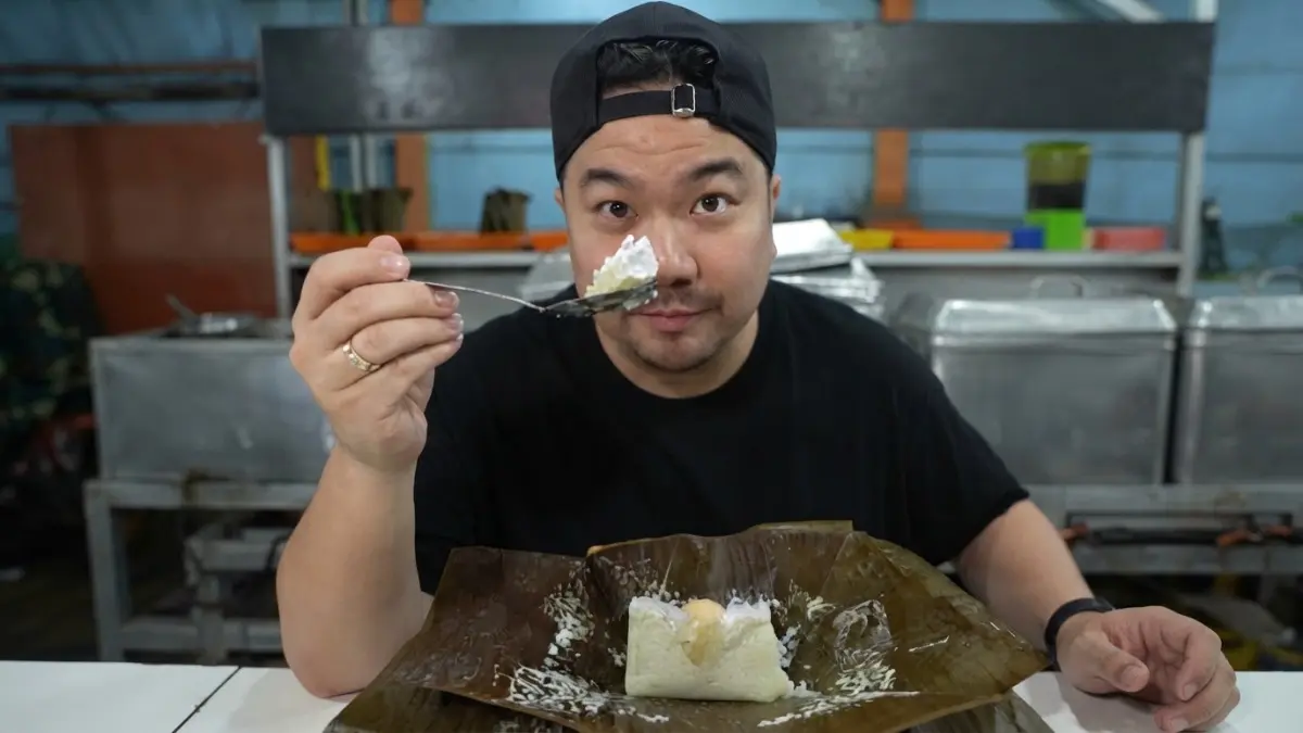 Nex Carlos mengunjungi Pundut Nasi Silver Spoon di Handil Bakti, Banjarmasin, dan mengulas kuliner khas Banjar tersebut. (Sumber: YouTube @Nex Carlos)