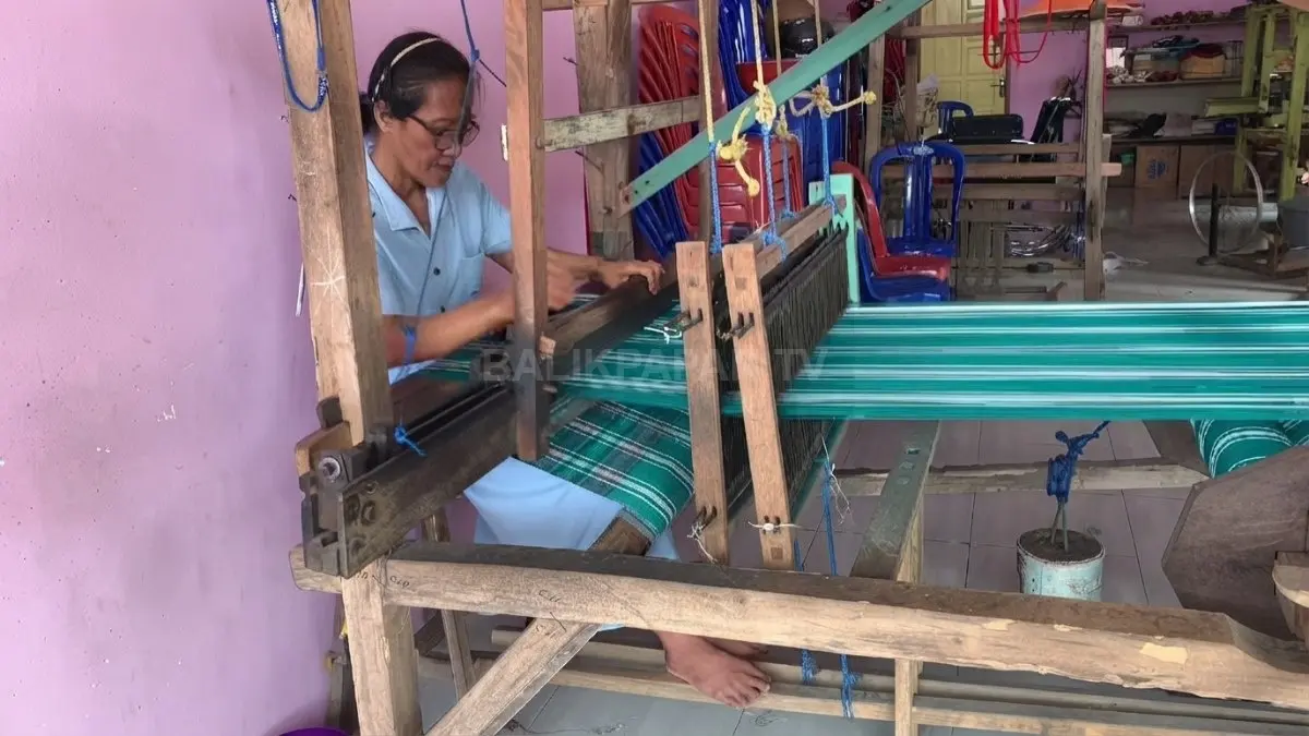 Pengrajin menunjukkan proses pembuatan sarung tenun Samarinda secara manual di Kampung Tenun tepian Mahakam.