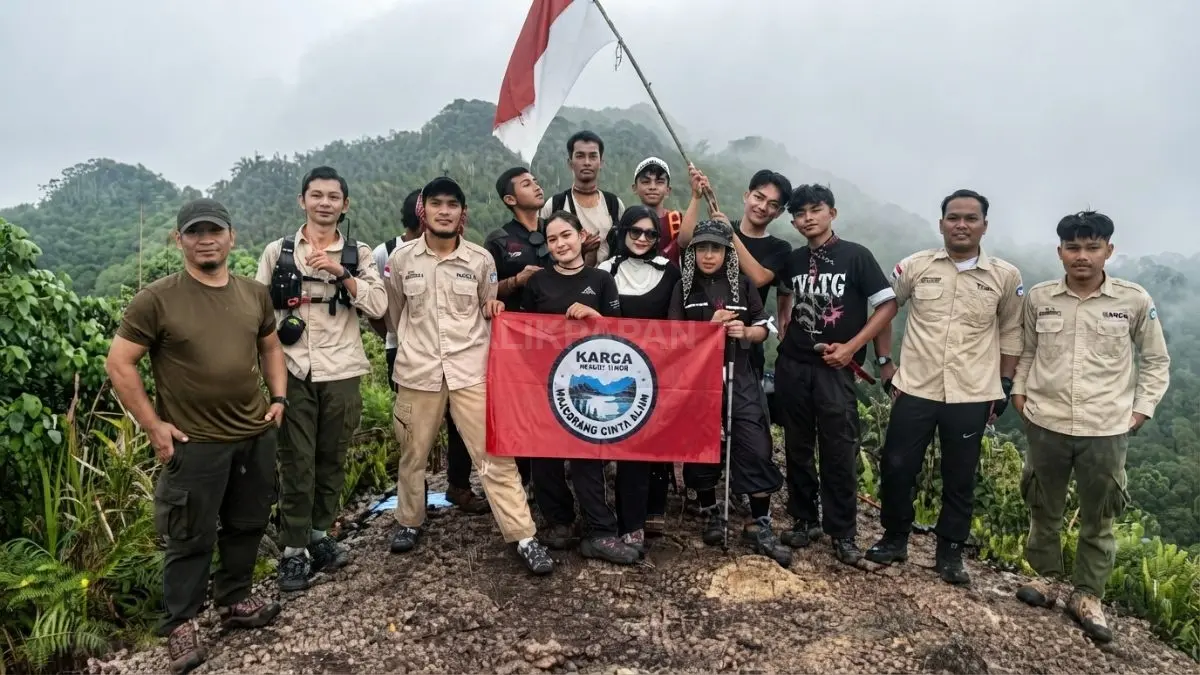 Puncak Karst Batu Putih di Kecamatan Kaliorang, Kutai Timur, menjadi destinasi wisata alam yang membuka peluang pendapatan bagi pemandu lokal.