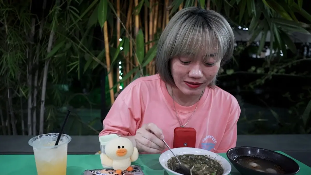 Ria SW menjelajahi kuliner khas Pontianak, mulai pengkang, mie tiaw, es sago gunting, bakmi kepiting, hingga bubur pedas. (Sumber: YouTube @RiaSW)