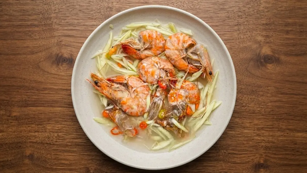 Sajian lawa mangga udang khas Bulungan berupa udang segar dengan serutan mangga muda yang segar. (BTV/Ai)