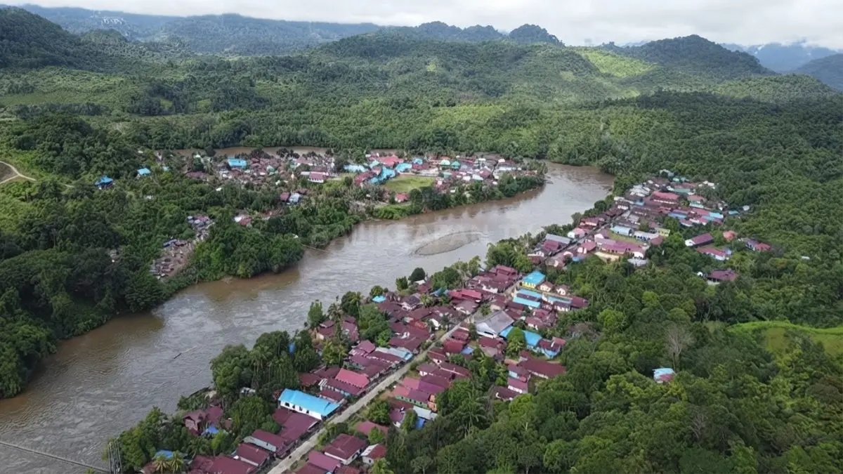 Suasana Kampung Tiong Ohang dengan kehidupan masyarakat Dayak di Kecamatan Long Apari