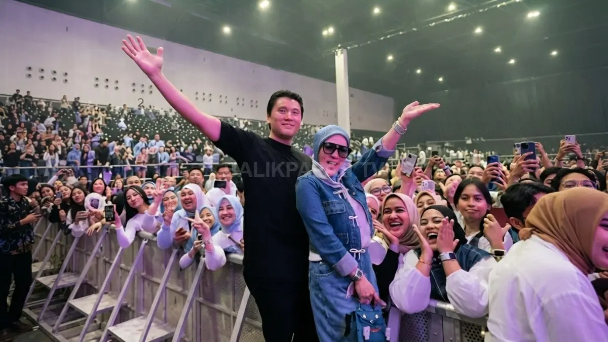 Syahrini bersama Reino Barack dan Aisyahrani saat menghadiri konser 40 Tahun Kahitna, dengan penampilan mewah yang mencuri perhatian.