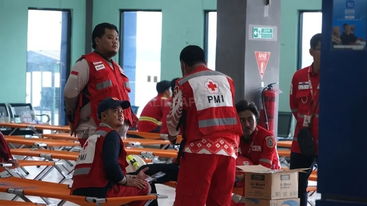 Tim medis menangani korban selamat KM Virgo Transport 8 di Pelabuhan Trisakti, Banjarmasin, setelah dievakuasi dari Laut Jawa.