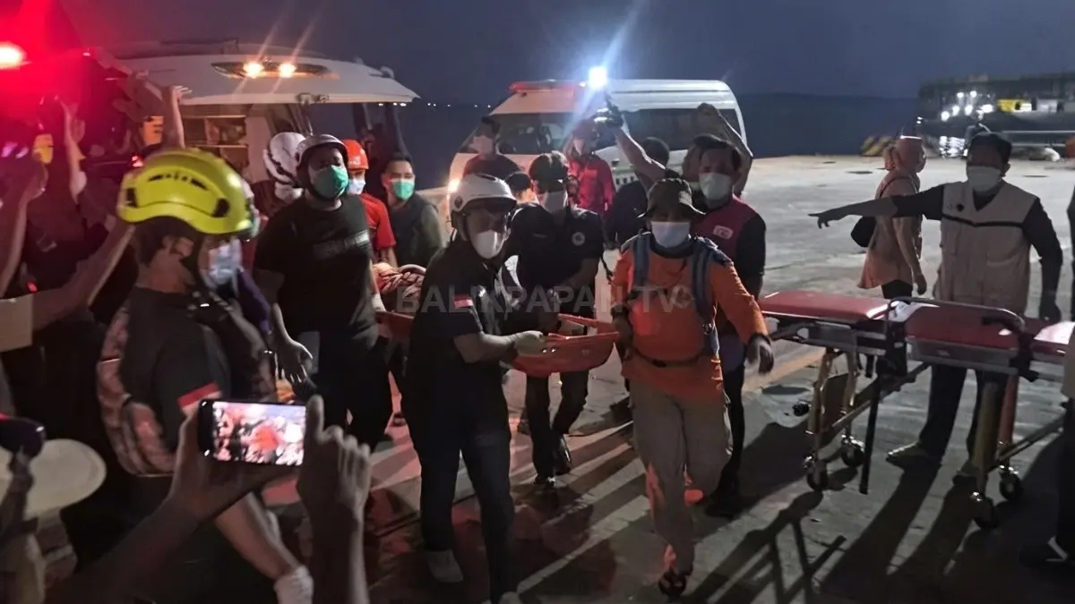 Tim SAR melakukan proses evakuasi korban KM Virgo Transport 8 di perairan Laut Jawa.
