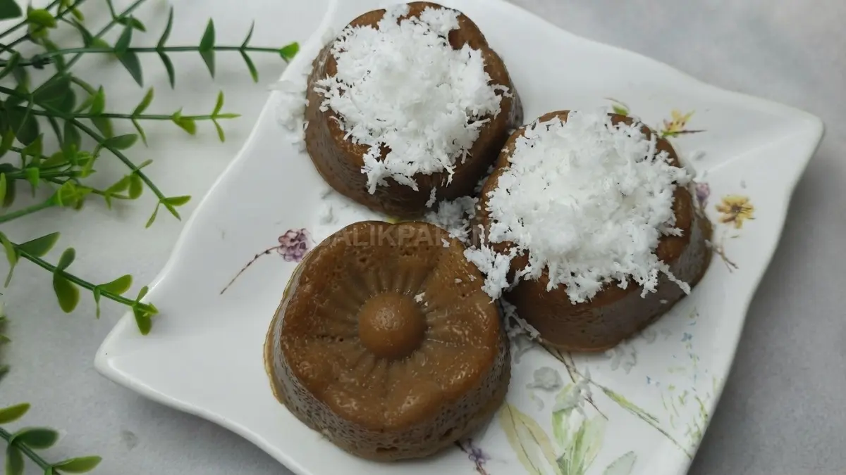 Apam Barabai berbentuk bulat dan tipis dengan varian gula merah serta gula putih, disusun dan dikemas menggunakan daun pisang.