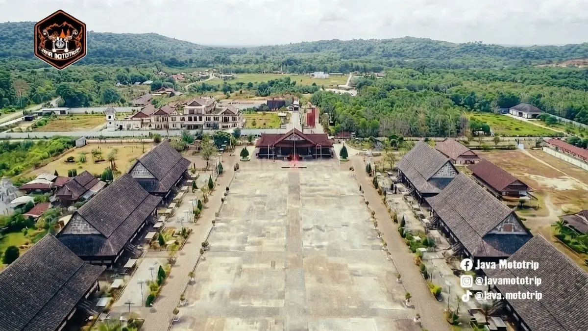 Deretan lamin: Rumah-rumah adat yang mewakili keberagaman subsuku Dayak di Kutai Barat.