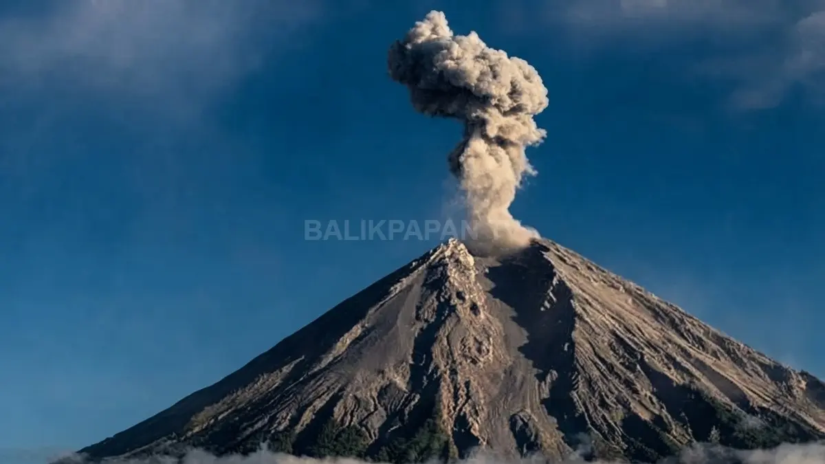 Gunung Semeru mengeluarkan kolom letusan saat erupsi pada Selasa (15/9/2026) pagi di Kabupaten Lumajang, Jawa Timur.