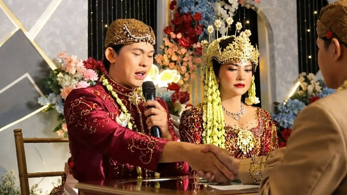 Irma Darmawangsa dan Irfan Sebaztian resmi menikah setelah tujuh tahun menjalin hubungan dan melewati perjalanan panjang menuju restu keluarga.