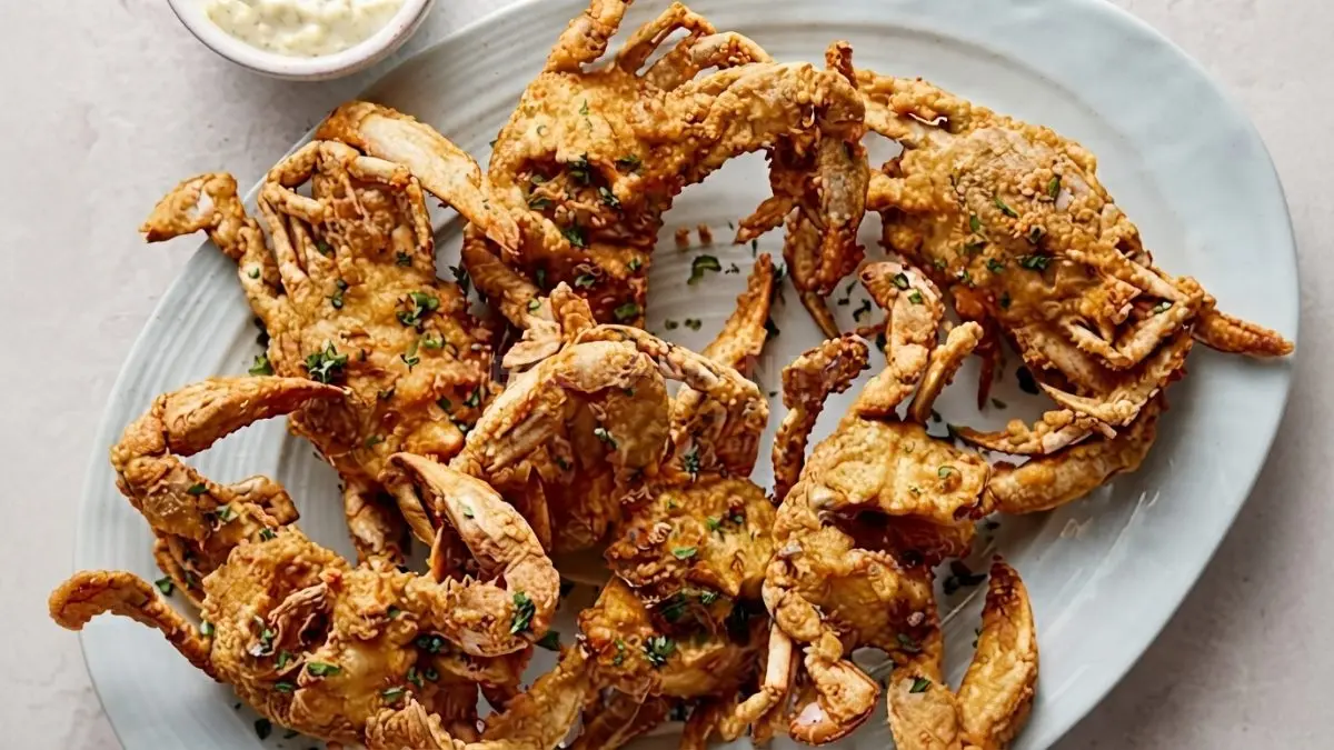 Kepiting soka goreng tepung bumbu rempah disajikan dengan sambal dan nasi putih sebagai contoh olahan kepiting cangkang lunak.