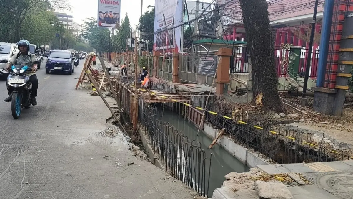 Pekerja mengerjakan konstruksi drainase di Jalan Ir H Juanda, Kecamatan Samarinda Ulu. (DOK. DENNY SAPUTRA/KP)