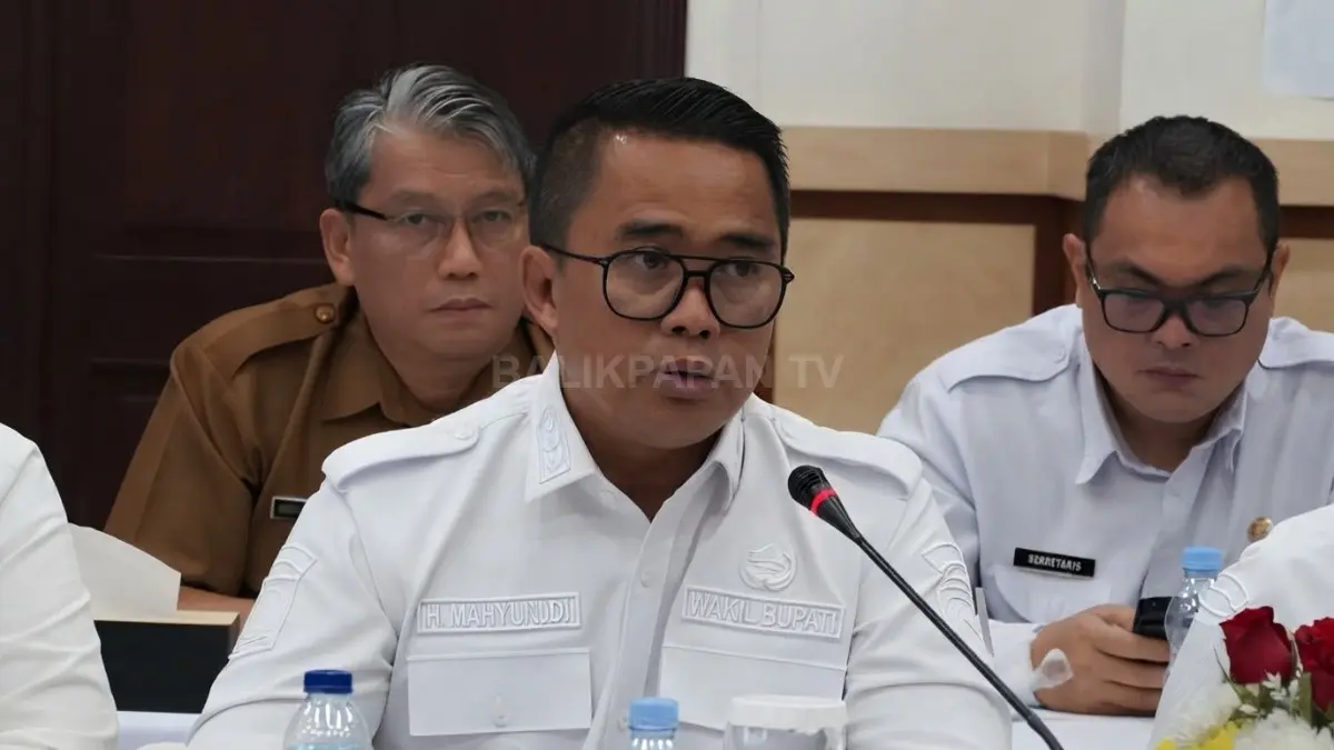 Pemkab Kutai Timur mendorong pembangunan jaringan listrik PLN menuju desa yang belum teraliri listrik.