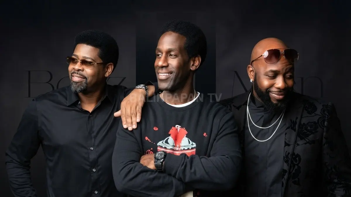 Penampilan elegan grup vokal legendaris Boyz II Men berbusana serbahitam dengan senyuman hangat. (BTV/Ai)