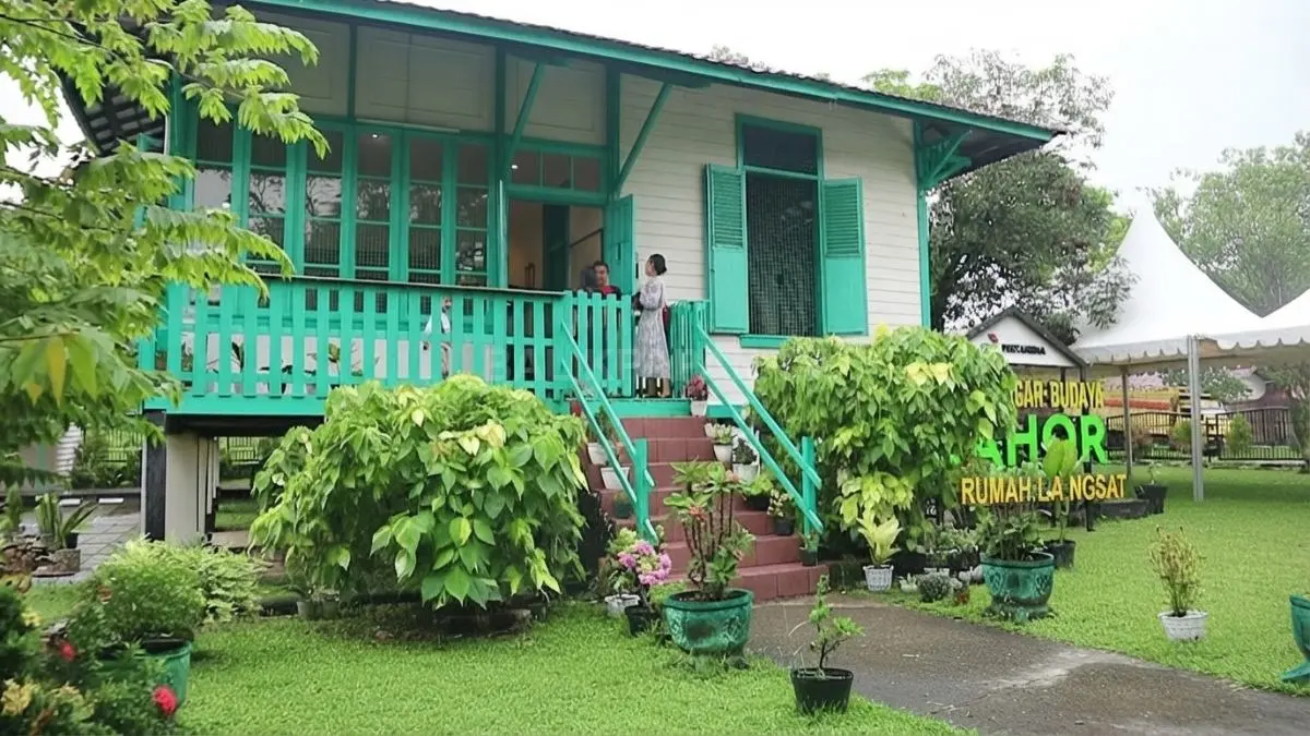 Rumah Dahor Balikpapan merupakan bangunan cagar budaya yang menyimpan jejak sejarah kolonial dan perkembangan industri minyak di kota tersebut.