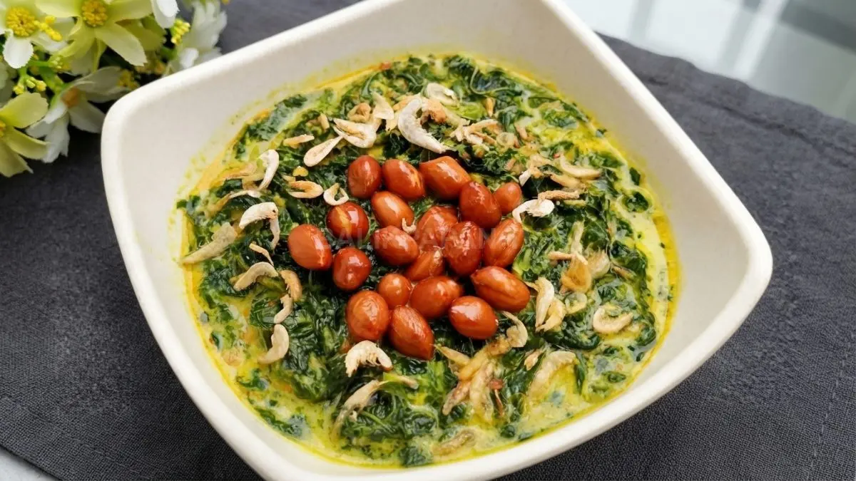 Semangkuk Kalumpe berbahan daun singkong tumbuk dengan terong pipit, bumbu rempah, kacang, dan ikan teri sebagai pelengkap.