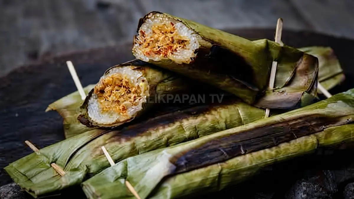 Gogos berupa ketan berbentuk memanjang yang dibungkus daun pisang dan dibakar hingga menghasilkan aroma khas daun pisang panggang.